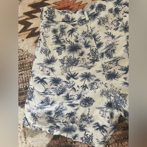 Abercrombie & Fitch Floral Print Shorts. Size M. - Picture 3 of 8